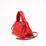 Bandolera roja de cuero sintético con correa larga regulable y asa corta.