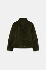 Cazadora de piel color verde militar, con cuello solapa, manga larga y cierre frontal cruzado con botones metálicos. Cuenta con detalle de tiras cruzadas en el delantero y elástico en la cintura.