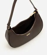 Cartera baguette de cuero sintético marrón, con cierre de cremallera, asa ajustable y detalles metálicos en tono dorado claro.