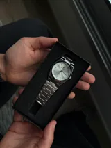 Reloj de pulsera Poedagar modelo 930, con caja y malla de acero inoxidable plateado, esfera blanca minimalista, movimiento de cuarzo e indicador de día y fecha.