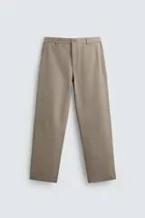 Pantalón de corte recto confeccionado en tejido de algodón con estructura twill, con bolsillos frontales y bolsillos traseros de vivo con botón.