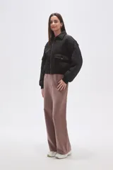 Campera tipo bomber color negro, con cierre frontal, cuello camisero, bolsillos frontales con solapa y puños elásticos.