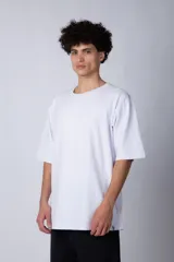 Remera de corte oversize, color blanco, con cuello redondo y mangas cortas amplias, confeccionada en algodón.