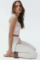 Top deportivo cropped H&M Move en tejido funcional color beige con tecnología SculptMove™ y DryMove™. Presenta escote corazón, soutien incorporado con relleno extraíble y corte ajustado.