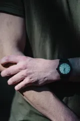 Reloj Chenaut Perle d’Ébène con caja de madera de sándalo rojo, esfera blanca perlada con manecillas azules y malla de madera de ébano.