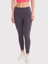 Calza deportiva de tiro alto color gris acero, con bolsillos laterales y banda de silicona interna para mejor ajuste. Confeccionada en tejido técnico elástico.