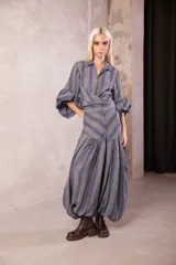 Pantalón tipo babucha de lino con estampado de rayas verticales y diagonales. Presenta un diseño de tiro bajo con caderín estructurado, corte amplio y elástico en los tobillos.