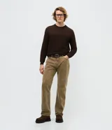 Suéter de punto para hombre con cuello redondo y manga larga. Presenta un diseño combinado con una parte superior lisa y una parte inferior con canalé texturizado horizontal. Marca Marfinno.