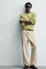 Pantalón chino regular fit de color negro, confeccionado en tejido de algodón. Cuenta con bolsillos frontales, detalle de bolsillo cerillero, bolsillos traseros de doble vivo y cierre frontal con cremallera y botón.