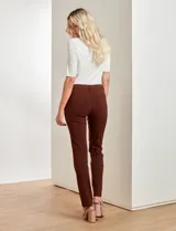 Pantalón recto color verde oliva, marca Zac & Rachel, modelo slim. Tiene pretina con pasadores, botón y cierre. Incluye tres bolsillos delanteros y dos bolsillos ojal en la parte trasera.