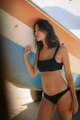 Conjunto de bikini negro confeccionado en lycra mate premium. El top presenta un diseño con escote cuadrado y breteles anchos, mientras que la bombacha es de corte vedetina.