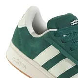 Championes urbanos Adidas modelo Grand Court Alpha, color verde con las icónicas tres tiras laterales en blanco. Presentan una capellada de gamuza, cordones al tono y suela de goma con base color caramelo.