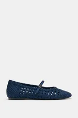 Bailarina plana de color azul marino, confeccionada en cuero trenzado con detalles calados. Presenta una tira con hebilla metálica en el empeine y punta cuadrada.
