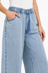 Pantalón ancho de lyocell color celeste, con cintura elástica fruncida, bolsillos laterales y terminación con volados en el ruedo.