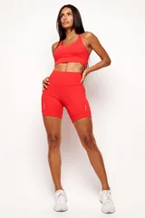 Short tipo biker de tiro alto, diseñado para running y entrenamiento. Confeccionado en tejido técnico de alta performance con bolsillos laterales funcionales y bolsillo interno en la cintura. Presenta detalles reflectivos y costuras estratégicas para mayor libertad de movimiento.