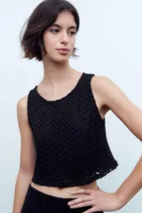 Blusa de encaje coral sin mangas.