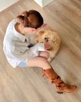 Bota tejana de caña alta color marrón tostado, confeccionada en cuero vacuno con detalle de flecos en el lateral exterior. Tiene taco de 4 cm y puntera fina. La caña puede usarse alta o arrugada.