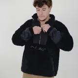 Canguro negro de polar con cierre de media cremallera, cuello alto, mangas largas con puños elásticos y bolsillo tipo canguro con logo de la marca bordado.