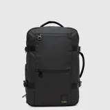 Mochila de viaje color negro, con diseño funcional, compartimento acolchado para laptop de 16 pulgadas, correas de compresión laterales y cierre principal. Cuenta con asa lateral para transporte tipo maletín y logo de la marca en la parte inferior.