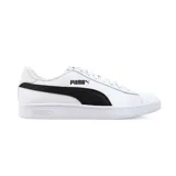 Championes Puma modelo Smash V2 L, de diseño clásico y minimalista en color blanco con la icónica franja lateral en negro. Confeccionados con materiales sintéticos de alta calidad, cuentan con suela de goma resistente y cierre de cordones para un ajuste seguro.