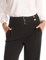 Pantalón de vestir color marrón, de corte wide leg y tiro alto. Presenta una cintura ancha con detalles de hebillas y botones decorativos en tono dorado, además de bolsillos laterales funcionales.