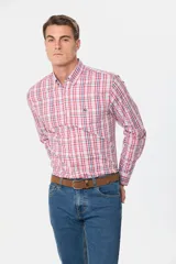 Camisa de manga larga con estampado de cuadros en tonos azules, grises y marrones. Presenta cuello abotonado, bolsillo frontal en el pecho y botones personalizados.