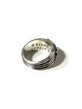 Anillo de aleación con baño plateado, acabado envejecido y diseño con detalles en relieve de estilo gótico.
