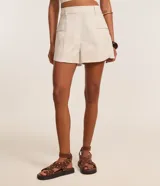 Short de cintura alta confeccionado en bengalina, con trabillas en la cintura y bolsillos delanteros. Presenta un diseño estructurado con costuras verticales que estilizan la silueta.