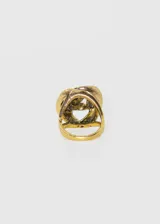 Anillo dorado con forma de rosa vintage.