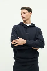 Canguro de felpa azul marino con textura, logo estampado en el pecho y capucha ajustable.