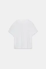 Camiseta de corte holgado confeccionada en algodón, con cuello redondo, manga corta con dobladillo y bajo recto.