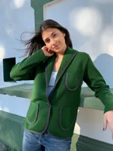 Blazer verde de tejido de punto, con solapas con borde gris, cierre con un botón y bolsillos de parche.