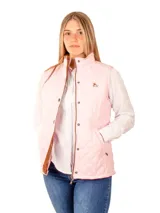 Chaleco capitoneado color rosa claro, con cuello alto, cierre frontal con botones a presión y logo bordado en el pecho.