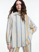Camisa de lino y viscosa a rayas verticales color beige, azul y ocre, con cuello clásico y cierre frontal con botones.