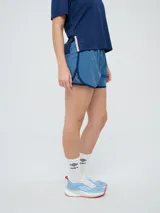 Short deportivo Umbro modelo Kim, color negro con cintura elástica y detalles en los laterales.