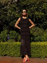 Vestido largo sin mangas, color negro con brillo sutil, confeccionado en tejido de punto con diseño de rombos y textura de red.