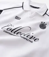 Buzo deportivo de felpa en color blanco con detalles en negro. Presenta cuello tipo polo, mangas largas con puños acanalados y diseño con recortes laterales. Incluye estampados gráficos en el frente con tipografía cursiva y emblema circular.