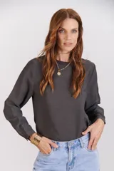 Blusa gris oscuro de tela texturizada, con cuello redondo en rib y mangas largas con puño camisero.