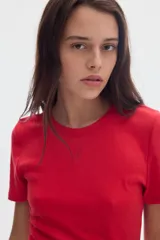 Remera de rib de cuello redondo y manga corta, de color blanco, con pequeño logo bordado en el centro del pecho.