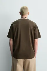 Camiseta de corte regular fit en mezcla de algodón y lino, con cuello redondo y manga corta de la colección Origins.