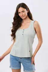 Musculosa azul marino con escote redondo y tirantes decorados con volados fruncidos.