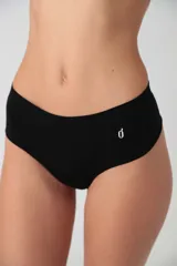 Bombacha tipo culotteless de microfibra sin costuras, con tiro bajo y cintura elástica. Presenta un diseño minimalista con un pequeño logo estampado en el frente.