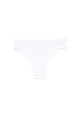Bombacha tipo colaless de tela punto rib con textura acanalada, color rosa claro. Presenta ribetes elásticos en cintura y piernas para un ajuste suave y cómodo.