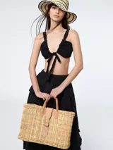 Top negro con escote regulable y breteles ajustables que se pueden atar en el delantero o espalda.