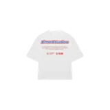 Remera blanca de manga corta oversize con estampado gráfico en la espalda con el logo de Eme Studios y texto en rojo y azul.