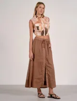 Top camisero corto estampado de marca Elan, sin mangas, con cuello camisero y cierre frontal de botones. Cuenta con dos bolsillos en el pecho con solapa y cintura elastizada fruncida.