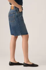 Short de jean estilo bermuda, tiro medio y corte holgado con efecto deslavado.