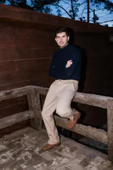 Bombacha de campo de corte moderno con pinzas frontales para un mejor calce. Presenta botamangas con abertura ajustable, detalles en cuero en las terminaciones y etiqueta distintiva.