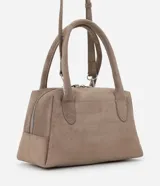 Cartera satchel mediana de Satinato, confeccionada en material sintético con textura de gamuza y efecto crocco. Presenta un diseño rectangular estructurado con asas fijas, cierre de cremallera doble metálico y correa larga desmontable.