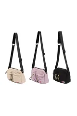 Bandolera color lila de poliéster con correa ajustable, cierre principal y dos bolsillos delanteros.